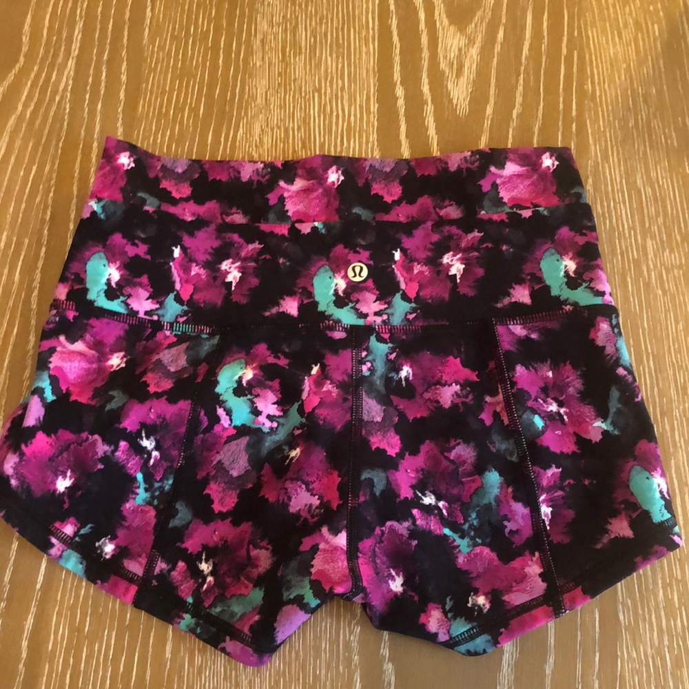 Lululemon yoga shorts 
Size 4